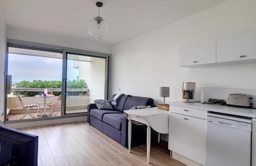 Carnon-Plage Apartment | Studio rénové sur plage avec cabine, parking et WIFI - FR-1-715-17
