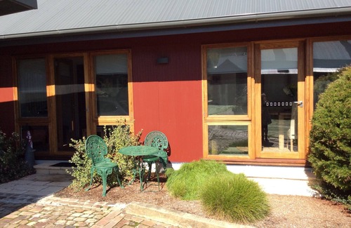 Bowral Apartment | Studio Rouge in heart of old Bowral only minutes walk to shops and restaurants