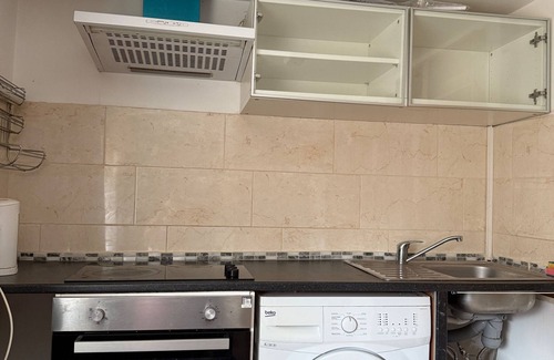 Brunel Apartment | Studio - Sleeps 2 - Garden - Parking - Wifi