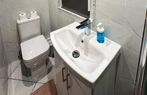 Ealing Apartment | Studio Sleeps 2 near Ealing Broadway