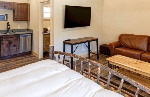 Sunapee Hotel | Studio Suite #11 at The Lodge | Minutes from Sunapee Harbor and Mount Sunapee