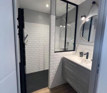 Angoulins Apartment | Studio tout confort climatisé avec jardinet, en centre bourg, proche plage, mer, La Rochelle et Chatelaillon