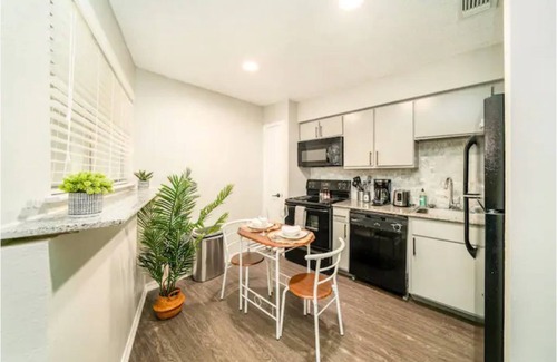 East Riverside - Oltorf Apartment | Studio Treehouse Hideout ~ South Austin ~ Work-Pro Friendly