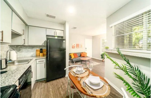 East Riverside - Oltorf Apartment | Studio Treehouse Hideout ~ South Austin ~ Work-Pro Friendly