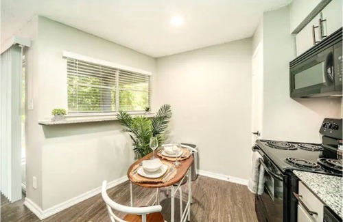 East Riverside - Oltorf Apartment | Studio Treehouse Hideout ~ South Austin ~ Work-Pro Friendly