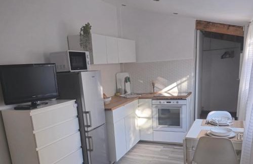 11th Arrondissement Apartment | Studio-Valentine climatisée avec piscine chauffée