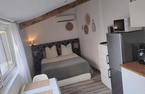 11th Arrondissement Apartment | Studio-Valentine climatisée avec piscine chauffée