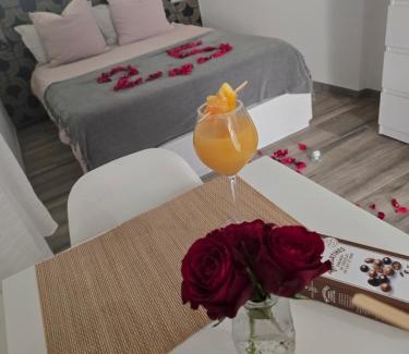 11th Arrondissement Apartment | Studio-Valentine climatisée avec piscine chauffée