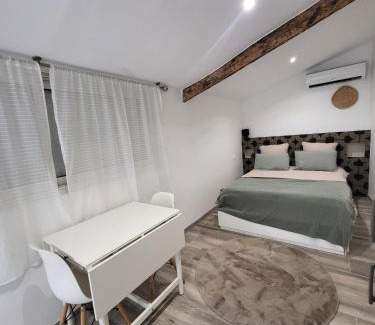 11th Arrondissement Apartment | Studio-Valentine climatisée avec piscine chauffée