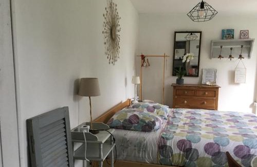 Perros-Guirec House | Studio Vue Mer - Idéal Voyageur Solo, à Vélo, à Pied