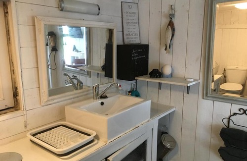 Perros-Guirec House | Studio Vue Mer - Idéal Voyageur Solo, à Vélo, à Pied