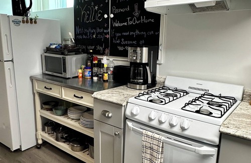 Arcadia Apartment | Studio w/Kitchen & Hi-Speed WiFi in Beverly Hills Close to Hospitals for work!