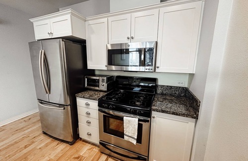 East Village Condo | Studio w/Scenic Views in Gaslamp Quarter Downtown. Two blocks from Petco Park.