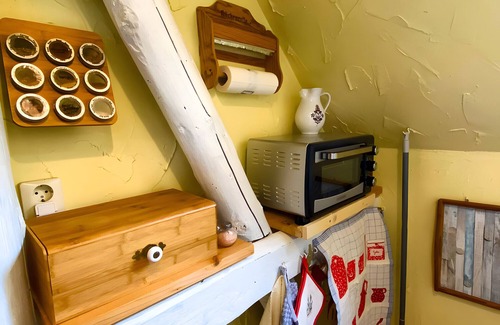 Mollenbeck Apartment | Studio 'Weltliteratur Mit Dachterrasse' with Private Terrace, Shared Garden and Wi-Fi