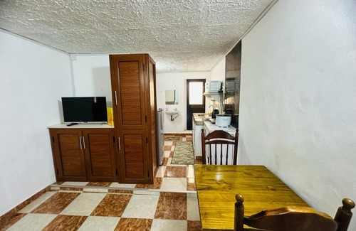 Candos Apartment | studio with 1 double bed, private bathroom with warm shower,free parking & wifi.