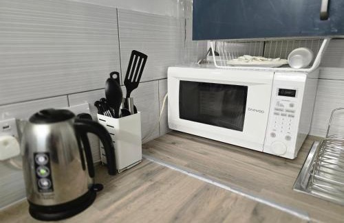 Purley Apartment | Studio with 3 beds- 20 min from London Bridge and Gatwick Airport