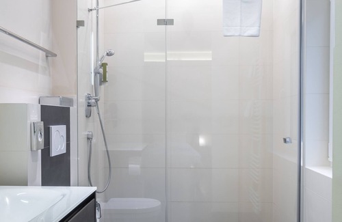 Heidelberg Apartment | Studio with a fully equipped kitchen and a modern bathroom