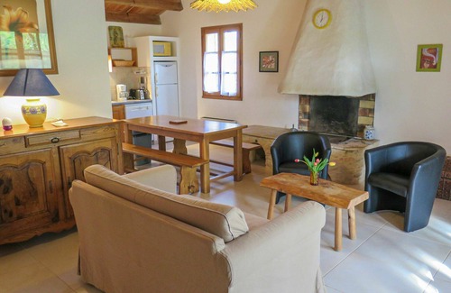 Blanquefort-sur-Briolance House | Stunning private villa for 4 guests with private pool, WIFI, TV, terrace, pets allowed and parking