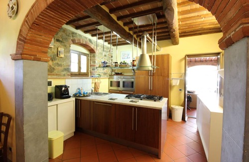 Civitella in Val di Chiana Villa | Stunning private villa with WIFI, private pool, TV, pets allowed and parking, close to Arezzo