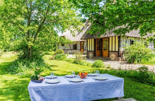 Saint-Georges-du-Mesnil Villa | Stunning private villa for 10 guests with WIFI, TV, pets allowed and parking