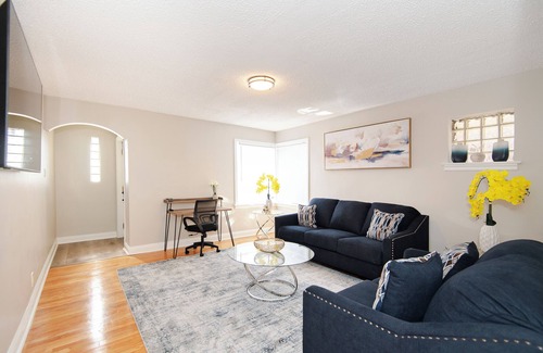 Lindenwood Park Apartment | Stunning 1-BD Apt Centrally Located w/Free Parking