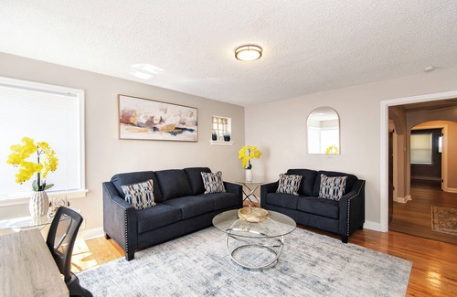 Lindenwood Park Apartment | Stunning 1-BD Apt Centrally Located w/Free Parking