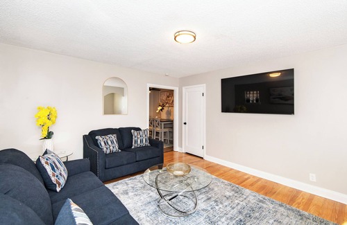 Lindenwood Park Apartment | Stunning 1-BD Apt Centrally Located w/Free Parking