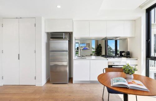 Spring Hill Apartment | Stunning 1-Bed by Victoria Park with Pool & Gym