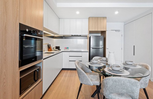 Alphington Apartment | Stunning 1-Bed with City Views and Amenities