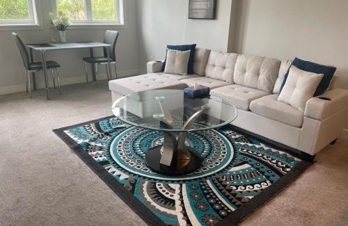 Calgary Chinatown Apartment | Stunning 1 bedroom condo in Calgary with riverview
