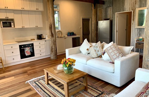 Central Tilba Cottage | Stunning 180° views of lush rolling hills and the sea, close to the beach