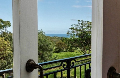 Central Tilba Cottage | Stunning 180° views of lush rolling hills and the sea, close to the beach