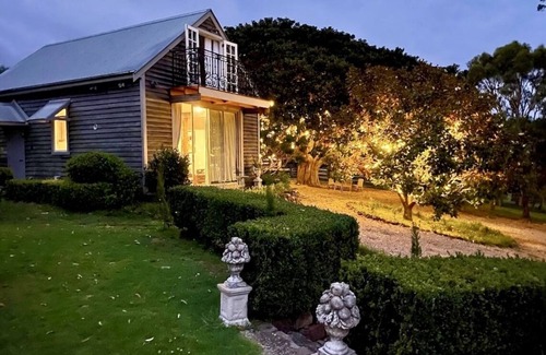 Central Tilba Cottage | Stunning 180° views of lush rolling hills and the sea, close to the beach