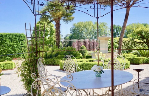 Port-Sainte-Foy-et-Ponchapt House | Stunning 18th century vacation home with unique views of the picturesque Dordogne River.