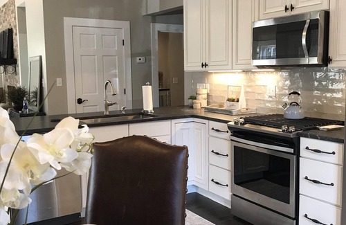 Historic Montford House | Stunning 1902 Historic Montford Cottage, Walk to downtown Asheville!