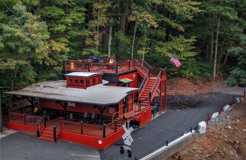 Saluda Cottage | Stunning 1927 Historic RR Caboose X61 Train car with Master Suite Sleeps 4