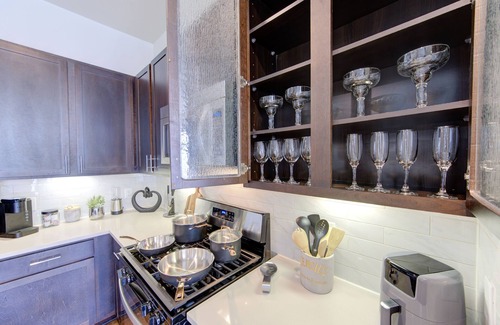 Energy Corridor Apartment | Stunning 1bd suite with warm and bold interiors, great amenities, & a pool view.