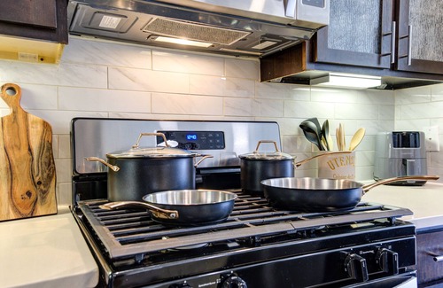 Energy Corridor Apartment | Stunning 1bd suite with warm and bold interiors, great amenities, & a pool view.