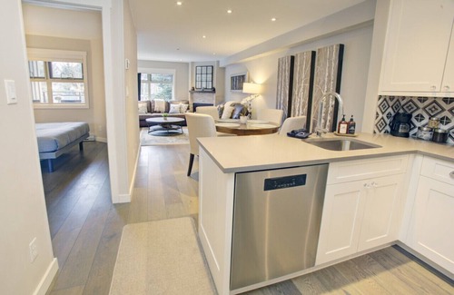 Whistler Creekside Condo | Stunning 1BR:Sleeps 2 Comfortably ,Balcony,Hot Tub,Pool+ BBQ,Walk to Everything!