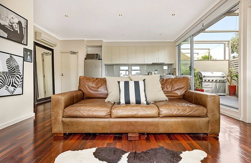 Northcote Apartment | Stunning 2-Bed Unit with BBQ Patio near Dining