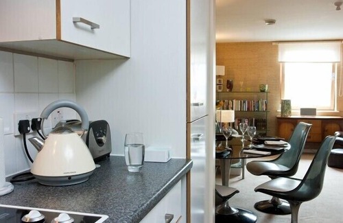 Sands End Apartment | Stunning 2 bedroom Fulham/Chelsea Border Flat WiFi by river!