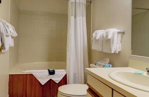 Bartlett Hotel | Stunning 2-Bedroom Nordic Village Condo with Mountain Views, Private Deck & Modern Comforts