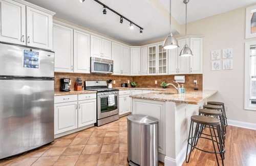 Shadyside Apartment | Stunning 2 BR King Bed Suite ~ Steps from Walnut