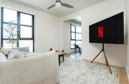 Pico Apartment | Stunning 2BR apartment steps from Santa Monica pier