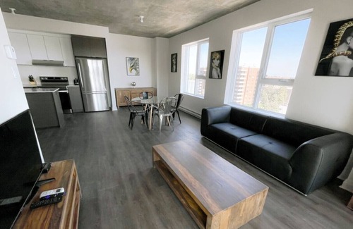 Saint-Laurent Condo | Stunning 2BR Apt with City Views, Near Place Vertu