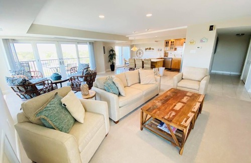 The Pines Condo | Stunning 2BR Condo with Lake/Ocean Views, Rooftop Pool & Parking