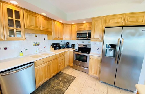 The Pines Condo | Stunning 2BR Condo with Lake/Ocean Views, Rooftop Pool & Parking
