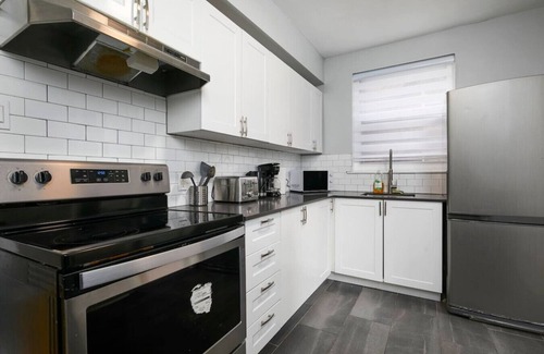 Cote-Des-Neiges—Notre-Dame-De-Grace Apartment | Stunning 2BR on Walkley