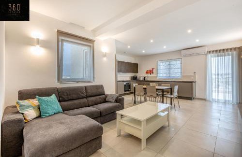 Pieta Apartment | Stunning 2BR penthouse with harbour view & BBQ by 360 Estates