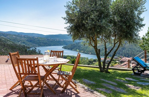 Castelo de Paiva Villa | Stunning 3-bed-2-bath villa over Douro River/Porto city - WIFI-sleep 6-10